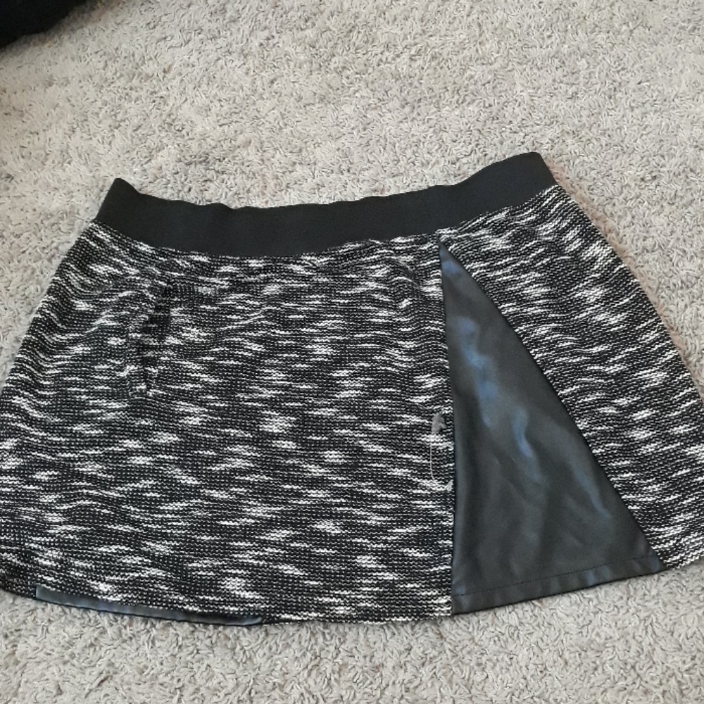 Mini skirt leather detail